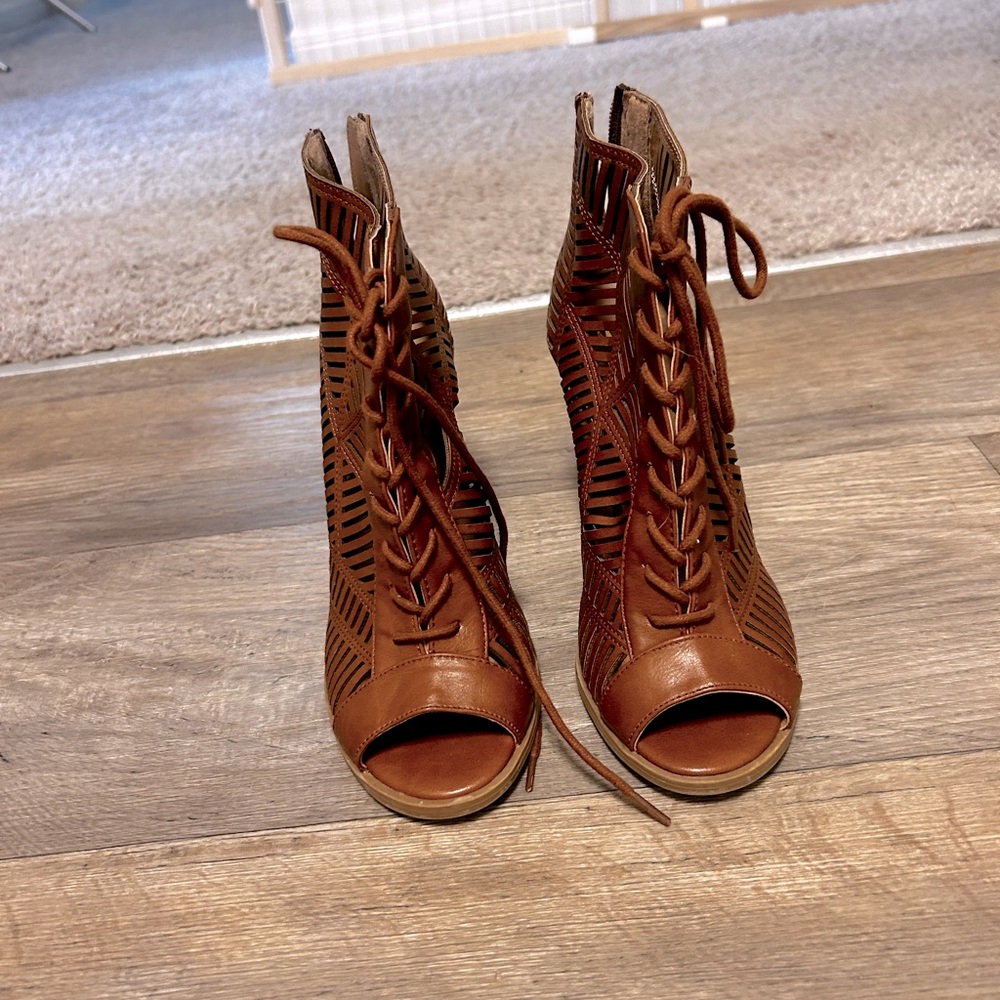 Mix 6 healed lacey sandal
